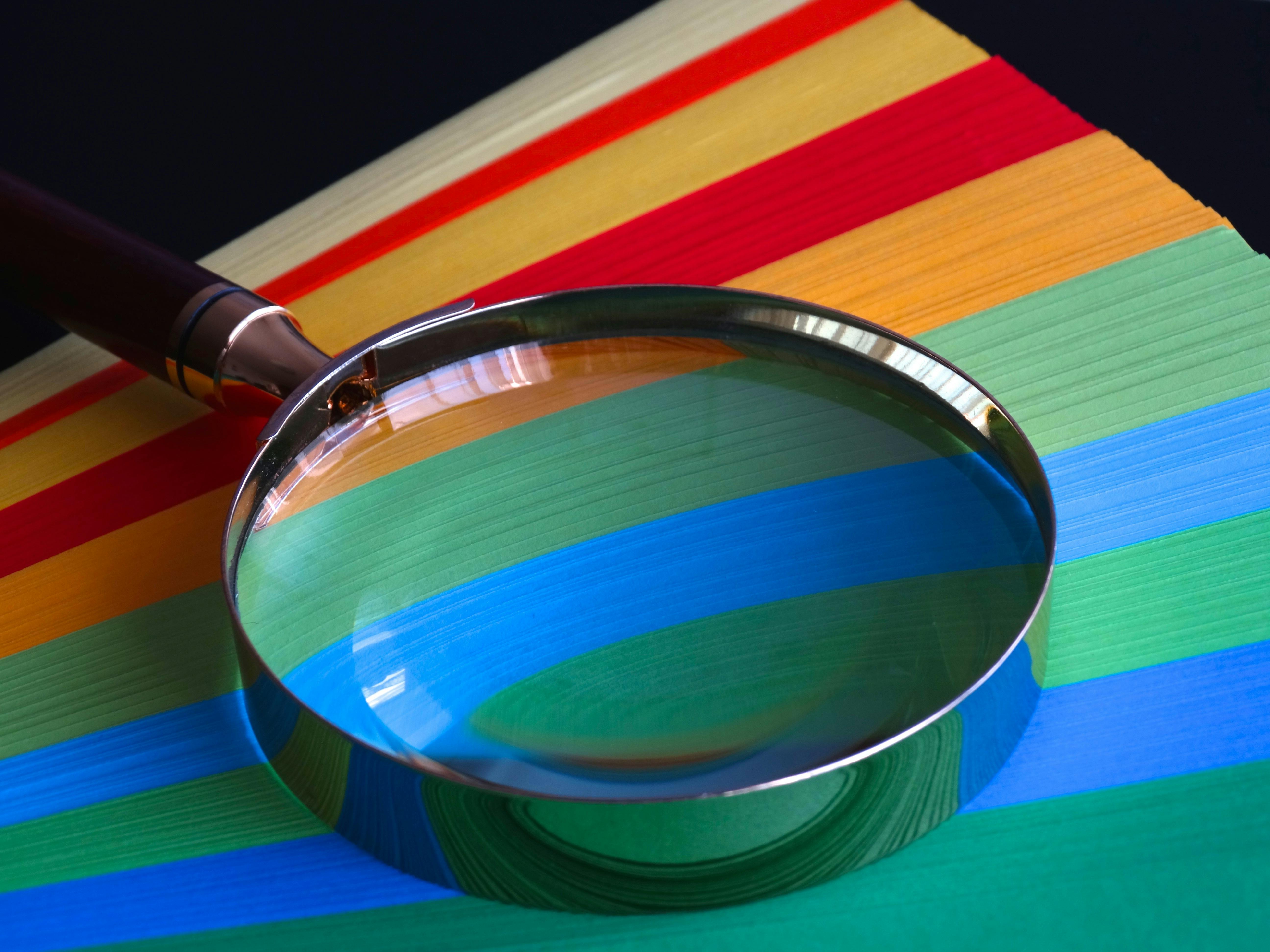 Foto af Pixabay fra Pexels (https://www.pexels.com/da-dk/foto/abstrakt-glas-objektiv-farverig-268460/)