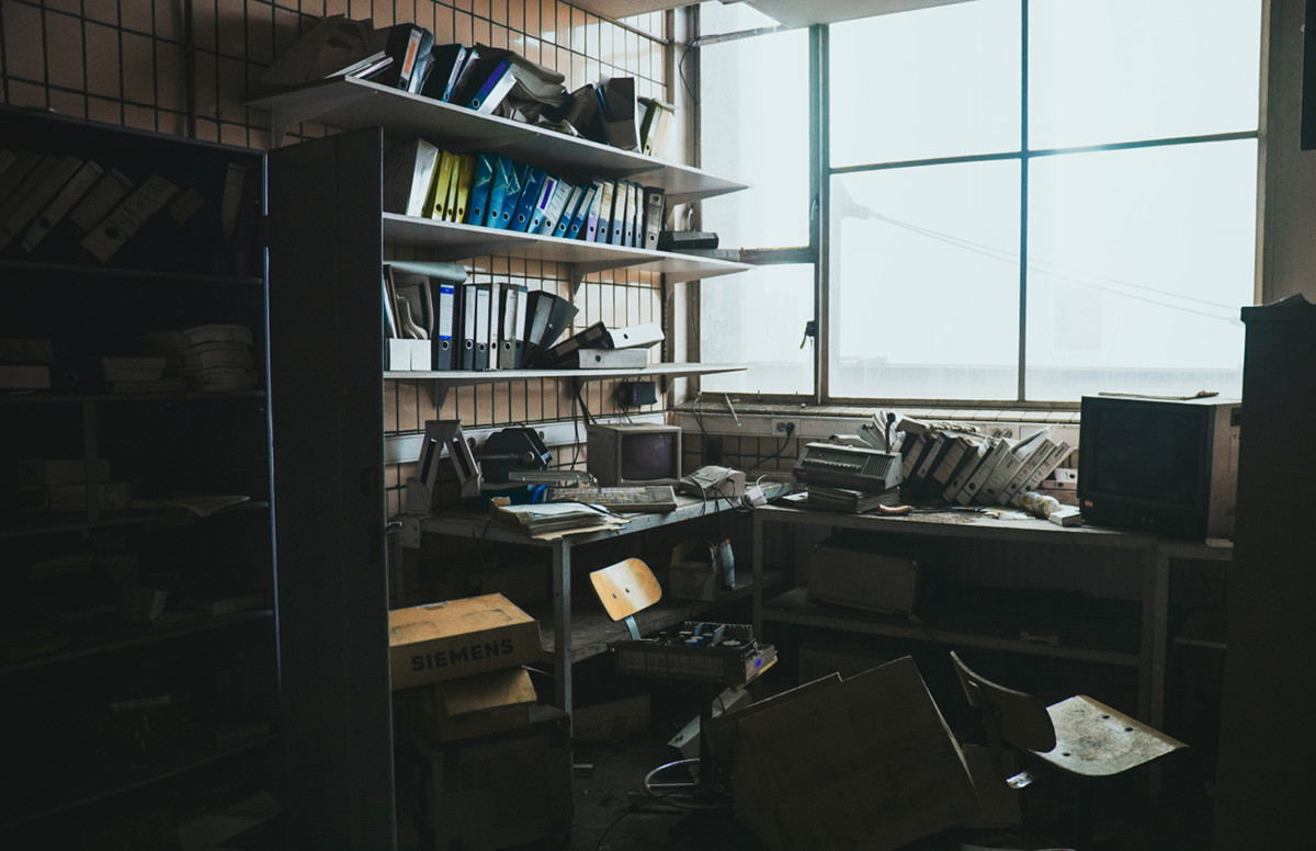 Photo by Sander from Pexels (https://www.pexels.com/photo/photo-of-an-abandoned-workspace-3359003/)